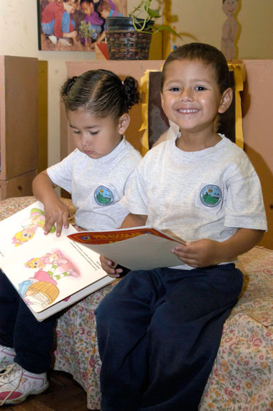 Niños con libro