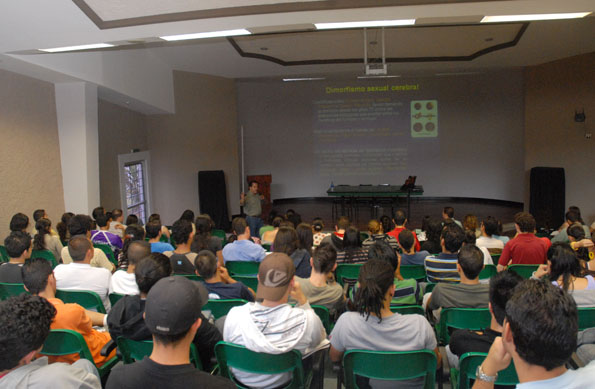 Estudiantes en auditorio