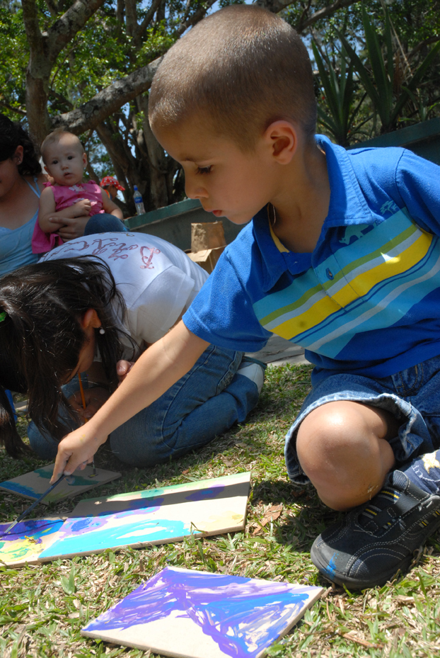 Niño pintando