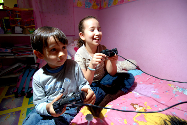 Niños jugando videojuegos