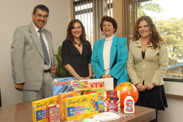 Autoridades y muestra de los materiales a donar