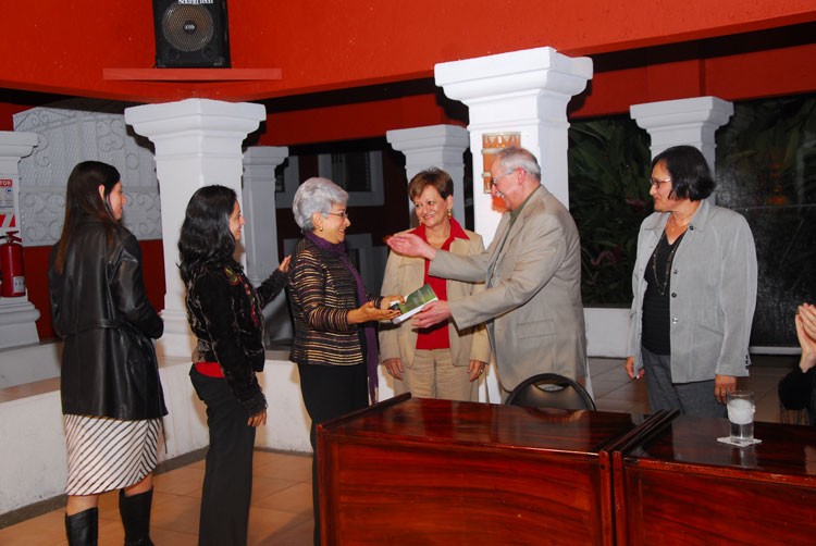 Entrega de libro a la familia