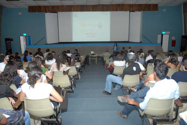 Proyección en auditorio sobre la matrícula