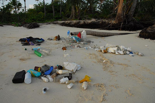 Plástico predomina entre contaminantes de playas nacionales