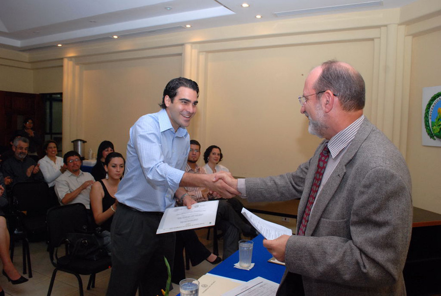 Adrián Pinto Tomás recive reconocimiento de Henning Jensen