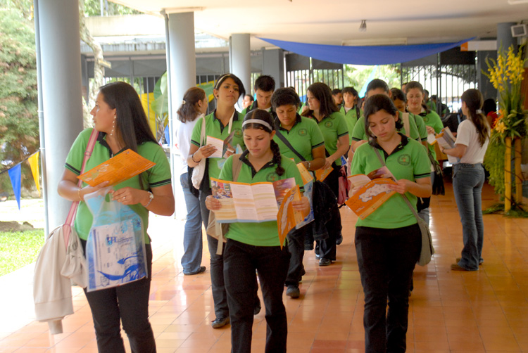 Colegiales en feria vocacional 2009