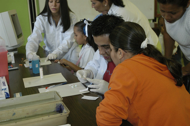 Laboratoristas haciendo pruebas de sangre