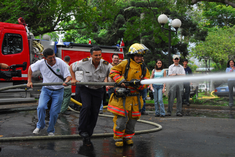 Práctica con mangeras de incendio