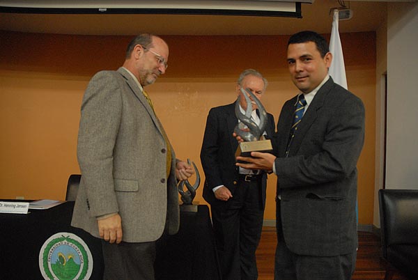 Entrega de premio a Víctor Jiménez García