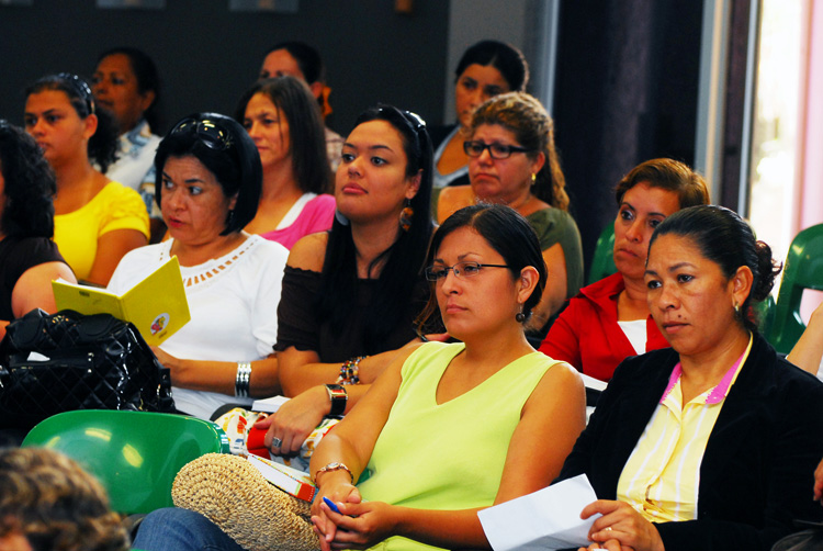 Madres comunitarias durante capacitación