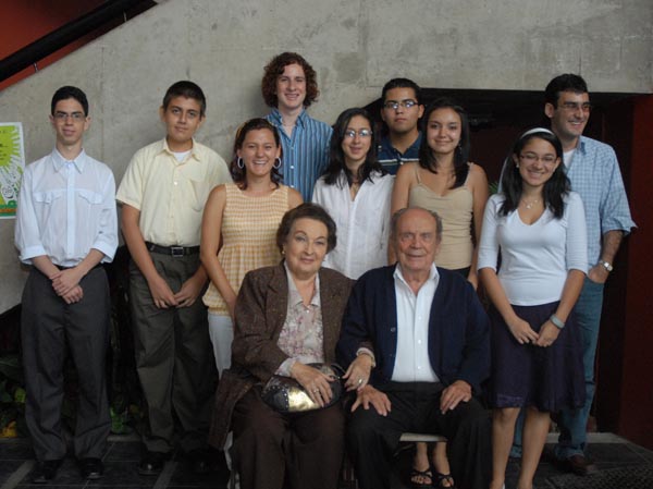 Don Ricardo Guilá, doña Rosa María Moya y estudiantes posando