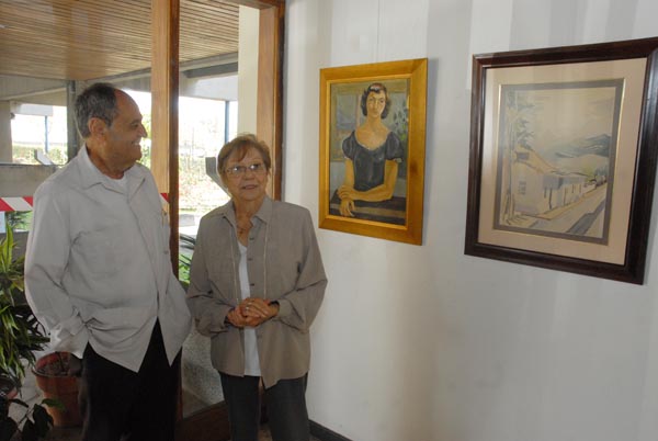 Lola Fernández y Luis Paulino Delgado viendo exposición