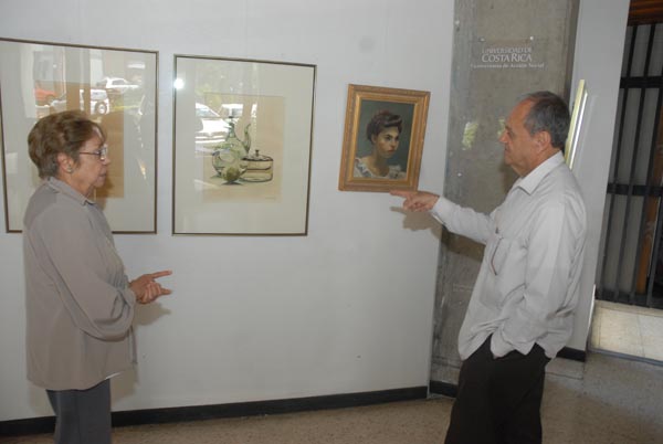 Lola Fernández y Luis Paulino Delgado viendo exposición