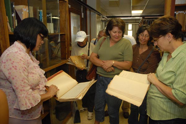 Patricia Fonseca mostrando libros a voluntarios