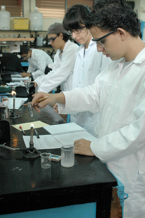 Estudiantes en laboratorio