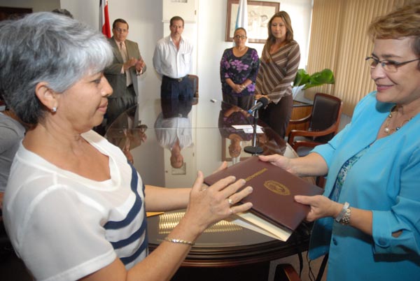 Rectora entregando premio a Carmen Alpízar