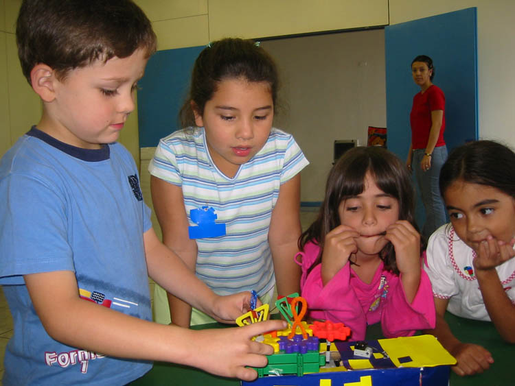 Niños y niñas en clases