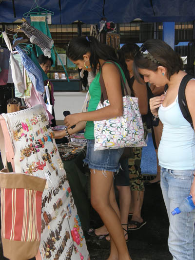 Estudiantes observando artesanías
