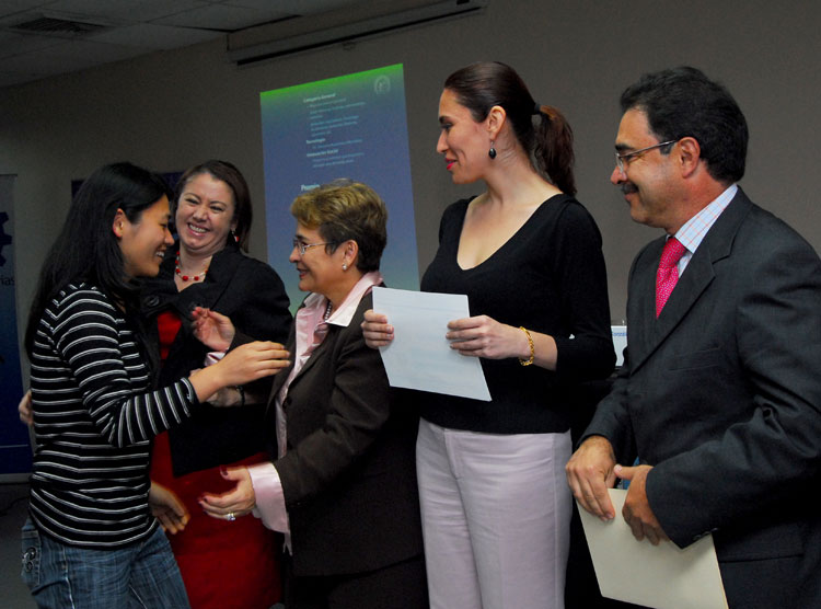 Felisa Feng recibe el premio