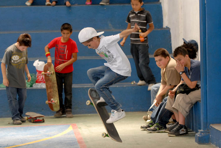 Demostración niños con patineta