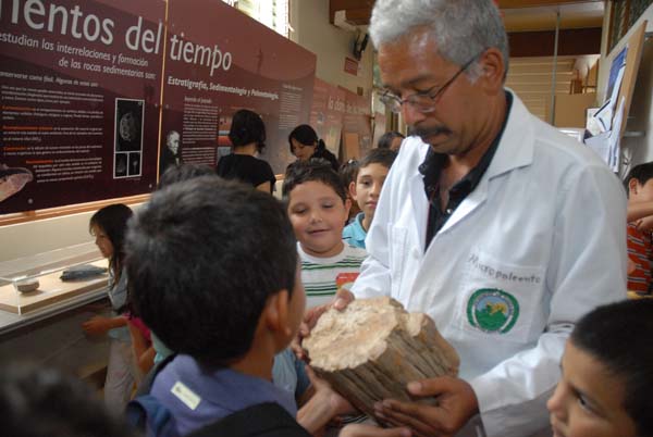 Sergio Hernández y niños en museo