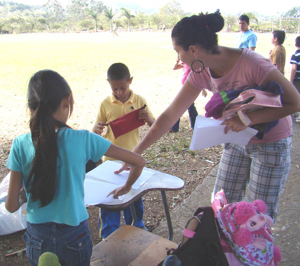 Niños y maestra