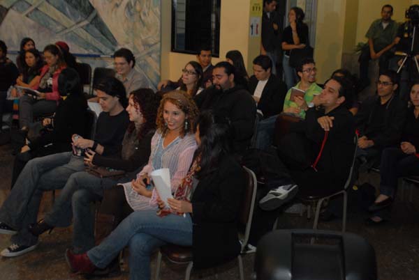 Publico en la muestra