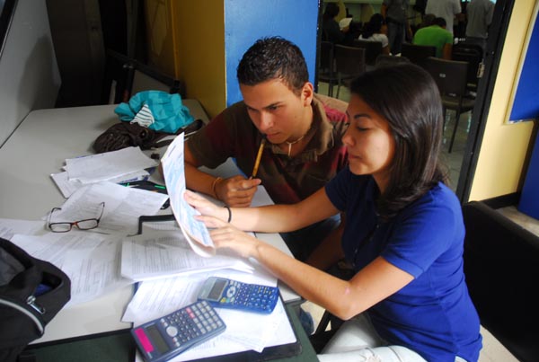 Jóvenes estudiando