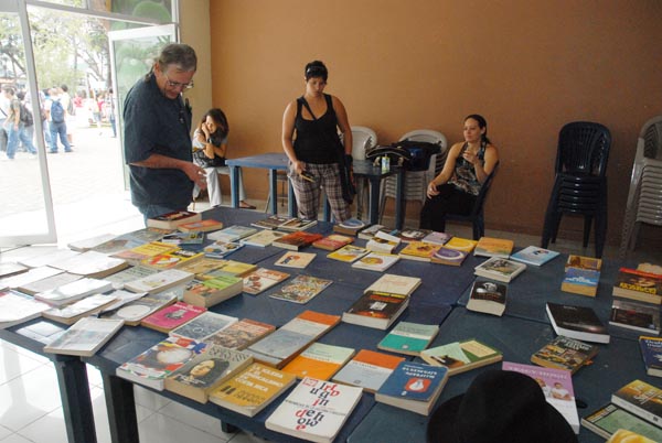 Puesto de libros en feria