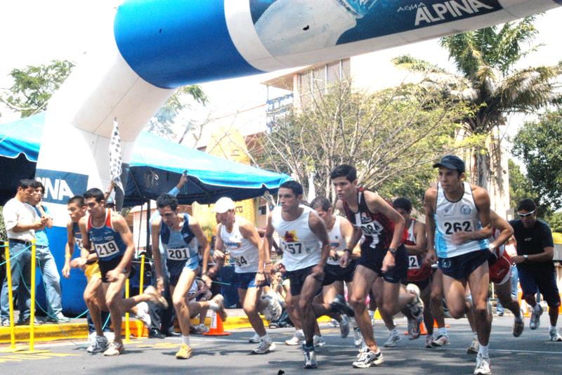 Funcionarios corriendo la milla universitaria