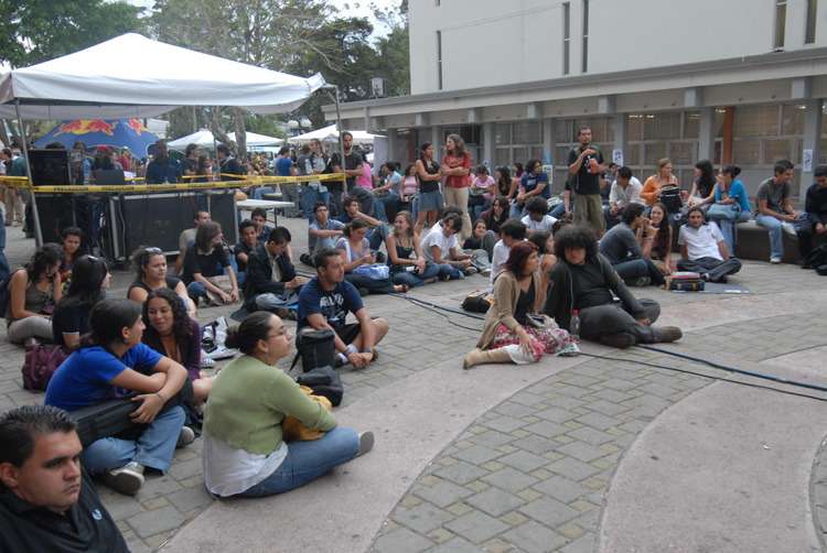 Estudiantes en el pretil