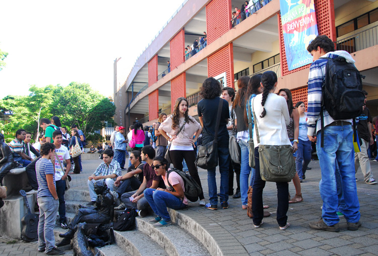 Estudiantes en el pretil