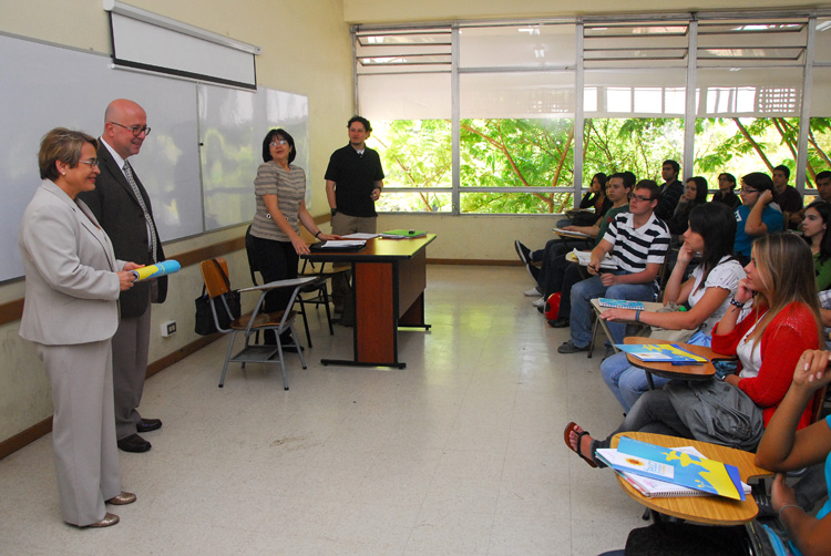 Rectora en Estudios Generales