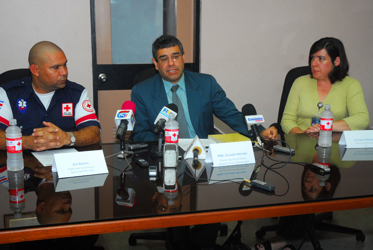 Sr. Jim Batres, Dr. Carlos Villalobos, y la MBA Guiselle Méndez