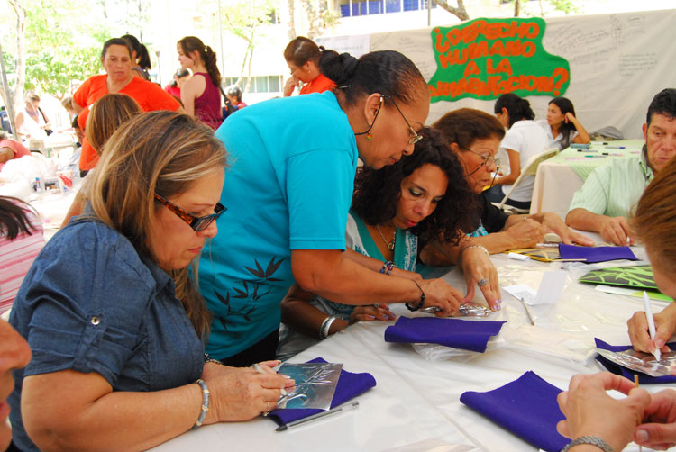 Imparte DIF taller de manualidades para adultos mayores en Plaza