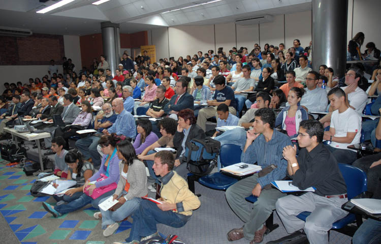 Estudiantes en Auditorio de Estudios Generales