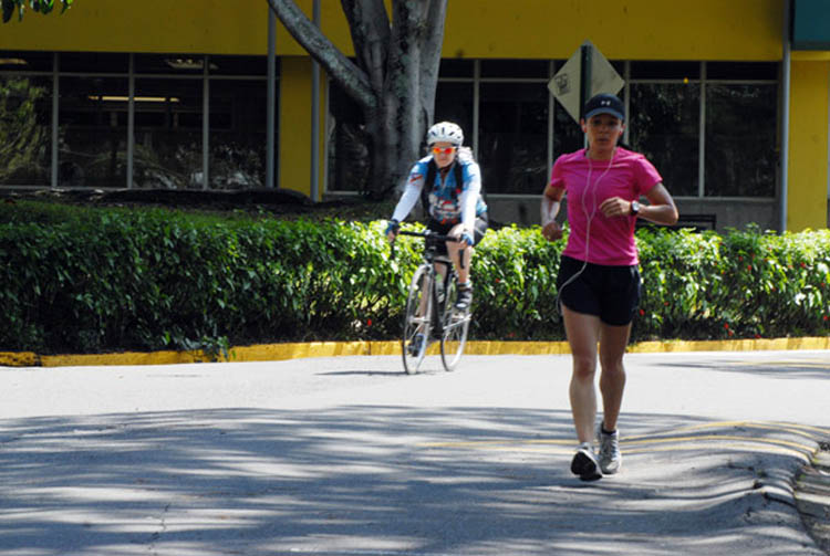 ciclista y corredora