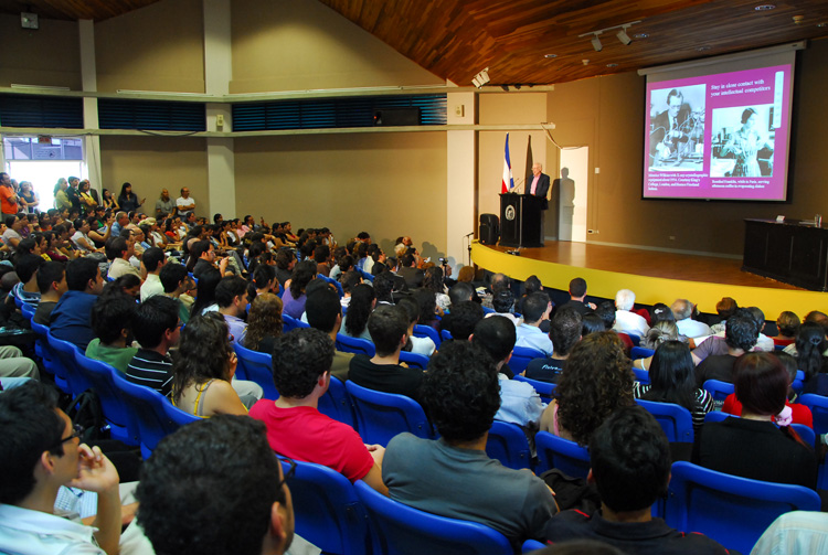 conferencia del Dr. James D. Watson padre del ADN