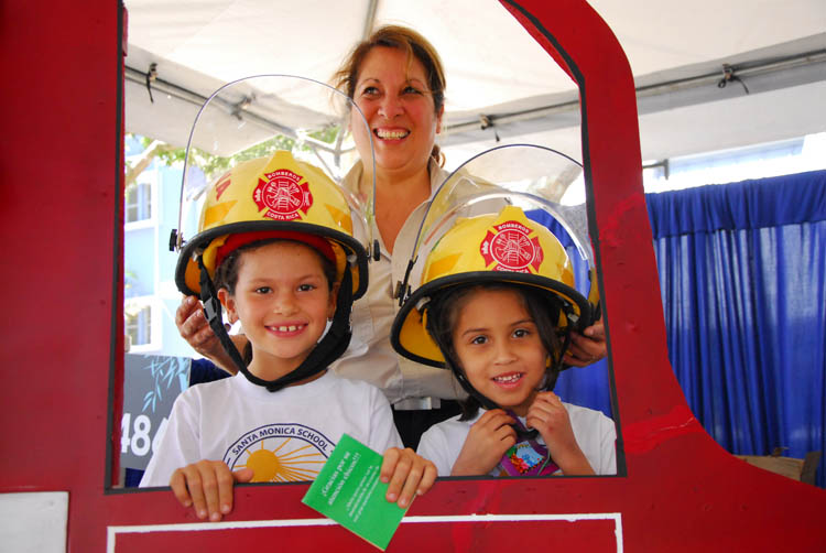 Niños con casco de bomberos