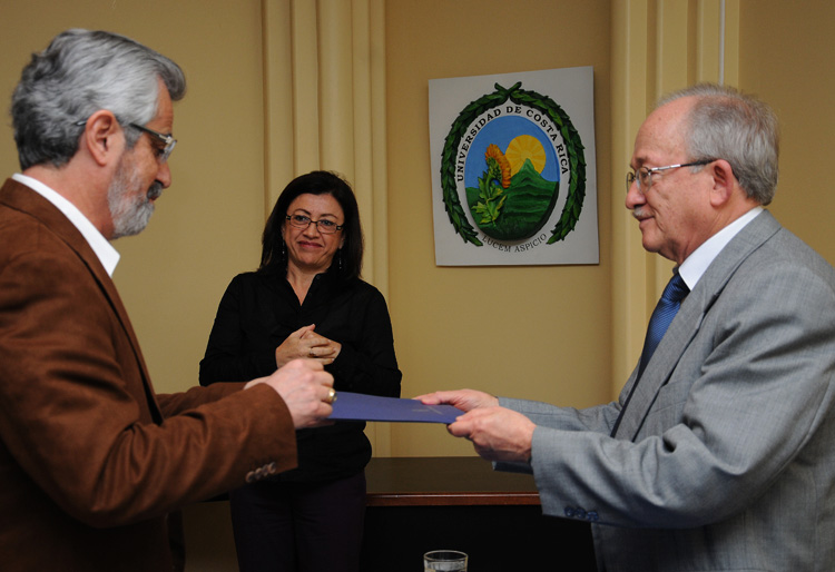 Edgardo Moreno Robles recibe certificado de Ramiro Barrantes Mesén