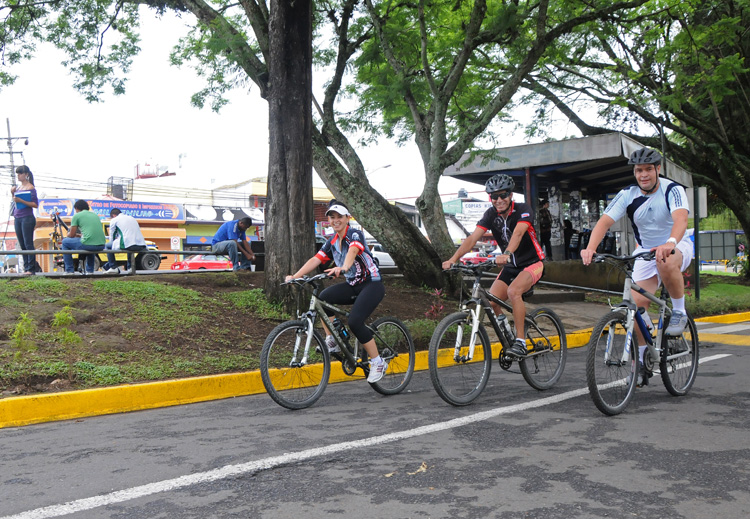 ciclistas en el campus universitario