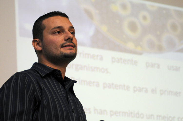 Dr. Roberto Zumbado