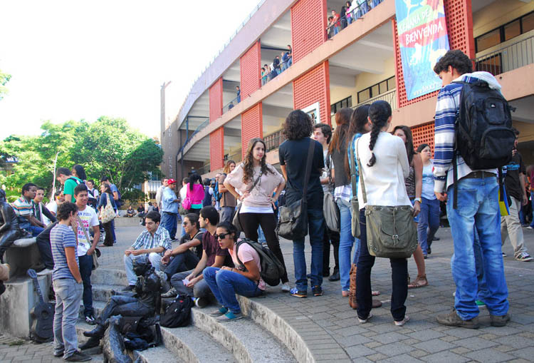 Estudiantes en el pretil