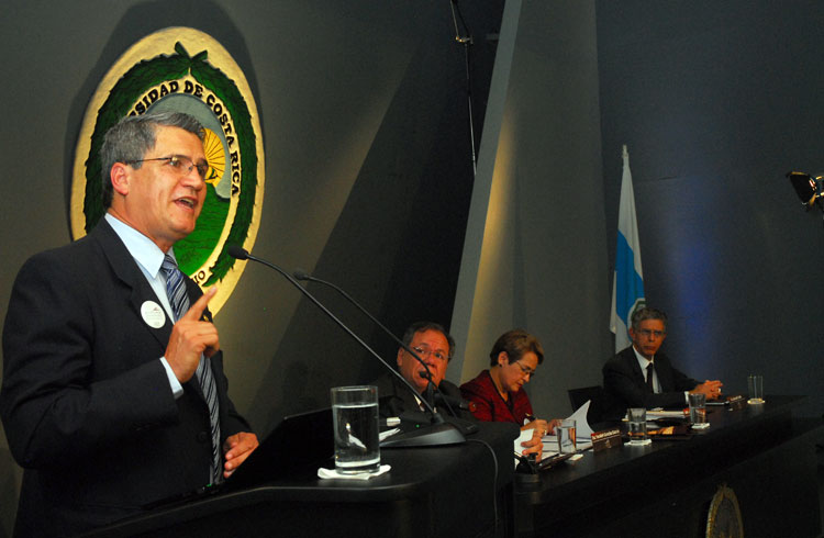 Rector Luis Guillermo Carpio
