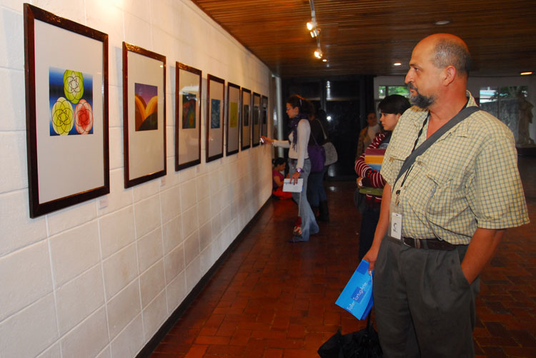 Visitantes admirando la exposición
