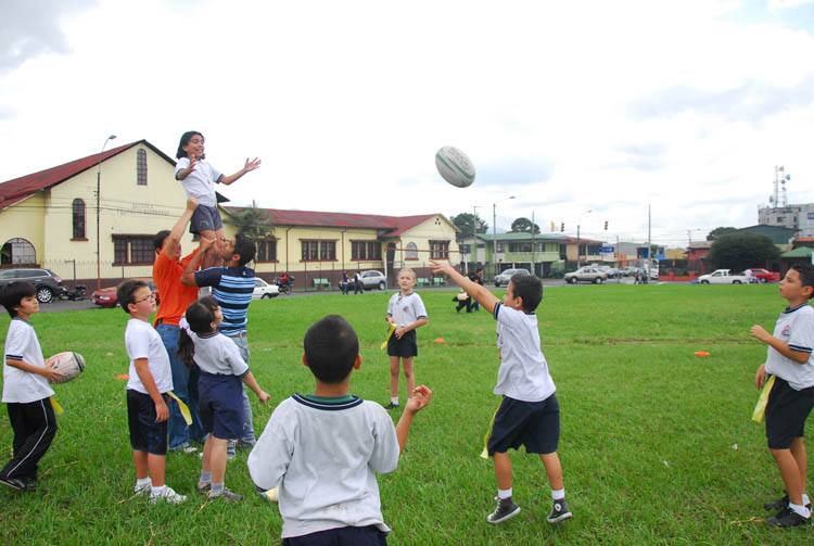 Niños y niñas en la plaza Roosbelt