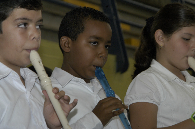 Niños en clases de música