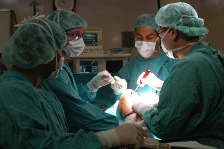 cirujanos en el quirófano