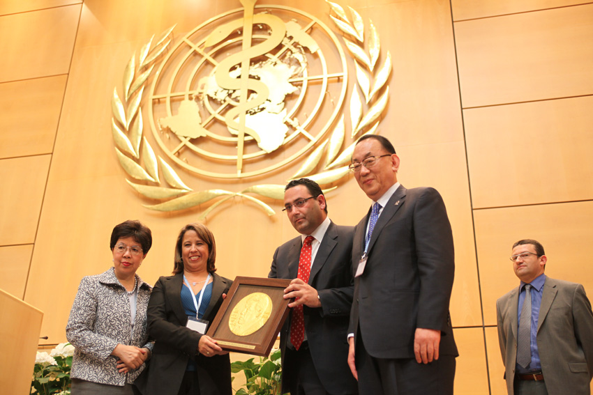 Entrega del premio en la asamblea de la OMS