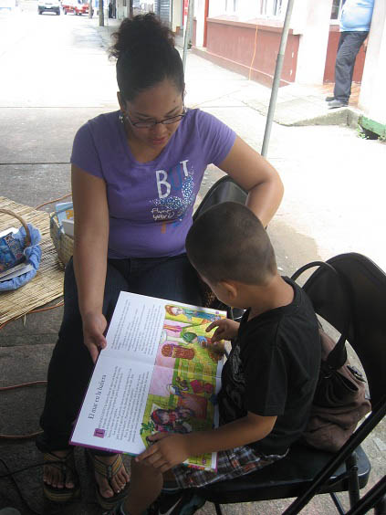 Niño con libro de cuentos